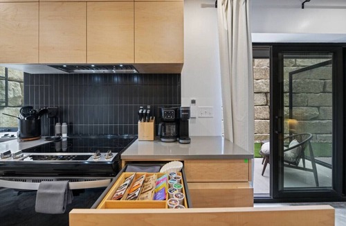 Manhattan Apartment | Light & Airy Garden-Level Boutique Stay
