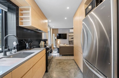 Manhattan Apartment | Light & Airy Garden-Level Boutique Stay