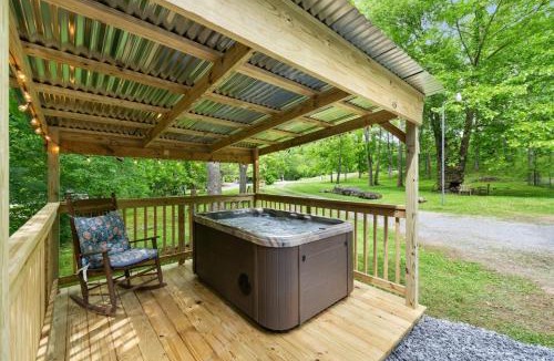 Pittman Center House | Lindsey Mill Cabin on stream and pond