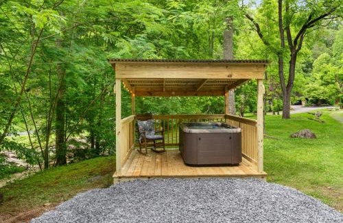 Pittman Center House | Lindsey Mill Cabin on stream and pond