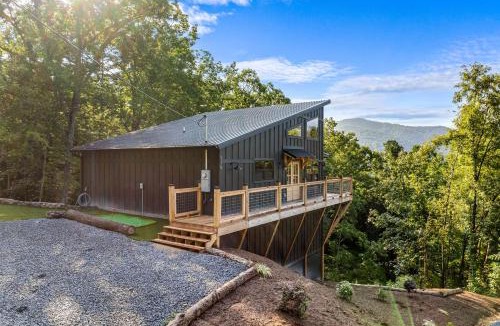 Cosby Ski Chalet | Little Bear Lodge, 3BR2BA private cabin in Cosby, TN Gorgeous outdoor space, fire pit, hot tub