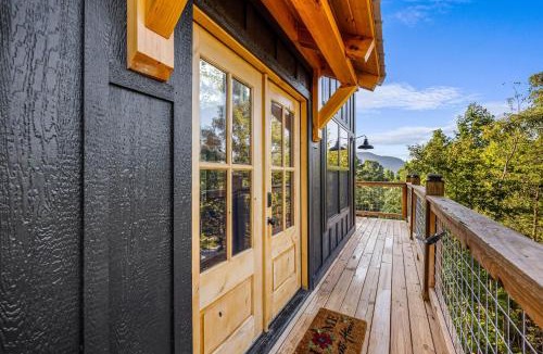 Cosby Ski Chalet | Little Bear Lodge, 3BR2BA private cabin in Cosby, TN Gorgeous outdoor space, fire pit, hot tub