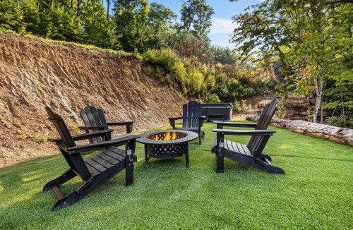 Cosby Ski Chalet | Little Bear Lodge, 3BR2BA private cabin in Cosby, TN Gorgeous outdoor space, fire pit, hot tub