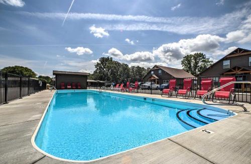 Lampe House | Little Indian Resort Cabin Pool and Walk to Lake!
