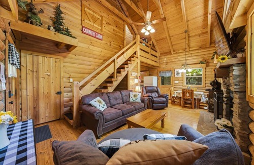 Knoxville Cabin | Little Joe Log Cabin, UTK/Neyland, Smokies, 16acres, FP, HotTub, Fishing, Pets