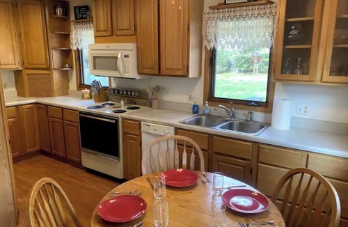 Indianola House | Lively Cottage 2 King Beds 4 Bed 2 Bath