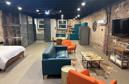 Sardis Apartment | Livie’s Loft Trendy loft on Main Street