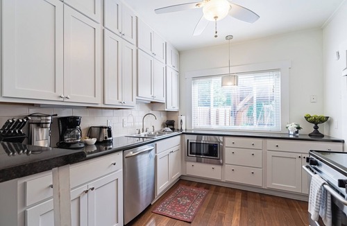 Dundee-Happy Hollow Historic District House | LOCATION! 3BR Near UNMC, Creighton, UNO & Downtown