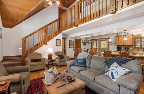 Reeds Spring Cabin | Lodge with Screened-In Porch-Free Tickets-Golf Course At Your Fingertips-Gated Community!