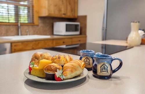Reeds Spring Cabin | Lodge with Screened-In Porch-Free Tickets-Golf Course At Your Fingertips-Gated Community!