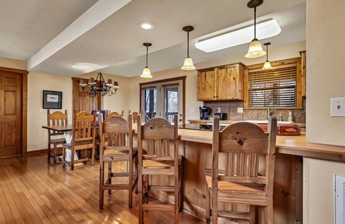 Reeds Spring Cabin | Lodge with Screened-In Porch-Free Tickets-Golf Course At Your Fingertips-Gated Community!