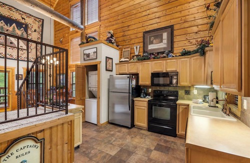Branson Theater District Cabin | Log Cabin Getaway - Five minutes from Branson Shopping & Entertainment!