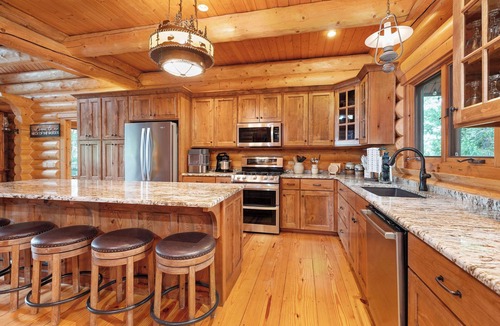 Kimberling City House | Log cabin-hot tub, game garage, indoor pickleball