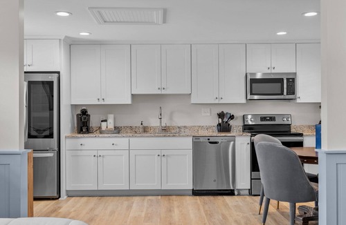 Surf City Hotel | Loggerhead Inn & Suites - Premium King Suite in hotel in Surf City, North Carolina