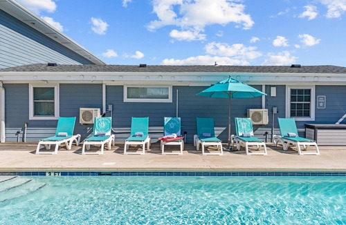 Surf City Hotel | Loggerhead Inn & Suites - King Premium Suite in hotel in Surf City, North Carolina