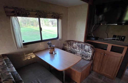 Oraville House | Lois' Hideout Comfy 1 bedroom camper within 7 minutes of Kinkaid Lake.
