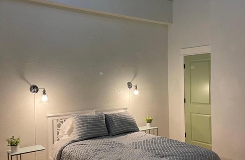 West Main Historic District Apartment | Lou-City Penthouse Suite! Savor Life with Hollyhock