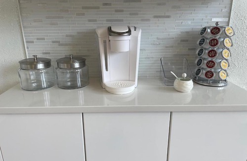 West Main Historic District Apartment | Lou-City Penthouse Suite! Savor Life with Hollyhock