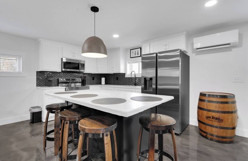 Lynchburg Apartment | Lounges at Lynchburg Black House - within walking distance to Jack Daniels!