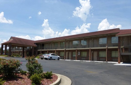 Cleveland Hotel | Lovely Extended-Stay Room - Budget-Friendly Comfort