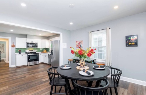 South Louisville House | Lucky Horseshoe | Derby Expo SDF | Garage Parking