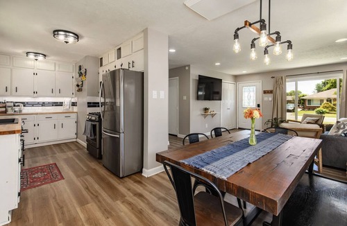Bon Air House | Lumos Stays: 65" 4K TV, memory foam, kid-friendly
