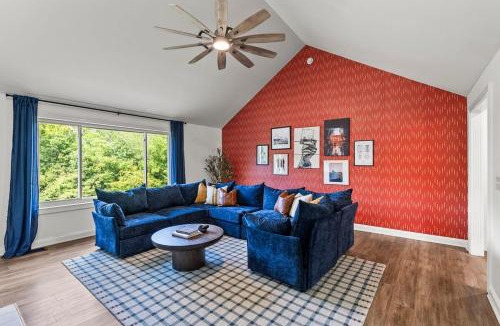 Waddy House | Lux 6BR w HotTub, GolfGreen, GameRm, Theater & Firepit