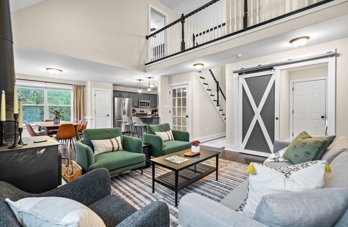 Waddy House | ✨Luxe Farmhouse✨Bourbon Trail✨ 4 king Beds ✨Hot Tub Games Trails sleeps 16