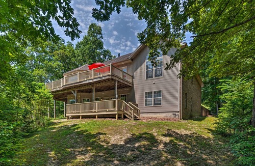 Jamestown Cottage | Luxe Lake Cumberland Retreat w/Decks on 1 Acre!