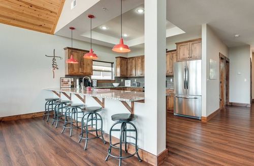 Lampe House | Luxe Table Rock Lake Vacation Rental with Hot Tub!