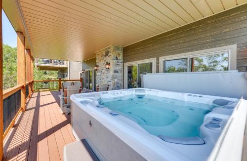Lampe House | Luxe Table Rock Lake Vacation Rental with Hot Tub!