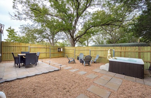 Stillwater Cottage | Luxurious & Cozy 2-bedroom cottage with HOT TUB in Stillwater