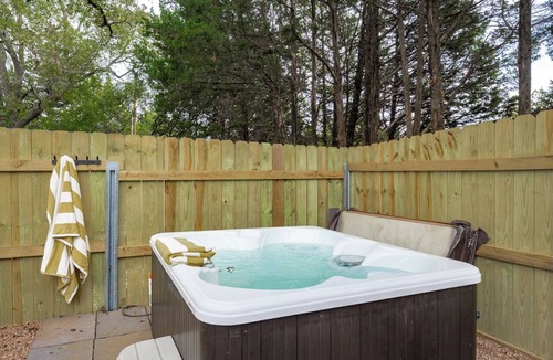 Stillwater Cottage | Luxurious & Cozy 2-bedroom cottage with HOT TUB in Stillwater