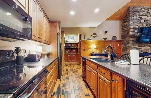 Sylva House | Luxurious home right on the river w/a full kitchen - perfect for fishing