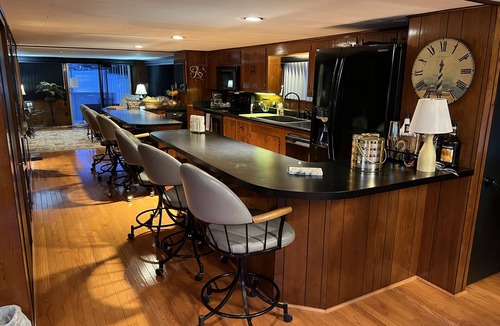 Butchertown Boat Rental | Luxury 5 stateroom 2 bath River Yacht w/hot tub <5 min from downtown Louisville!