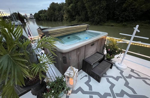 Butchertown Boat Rental | Luxury 5 stateroom 2 bath River Yacht w/hot tub <5 min from downtown Louisville!
