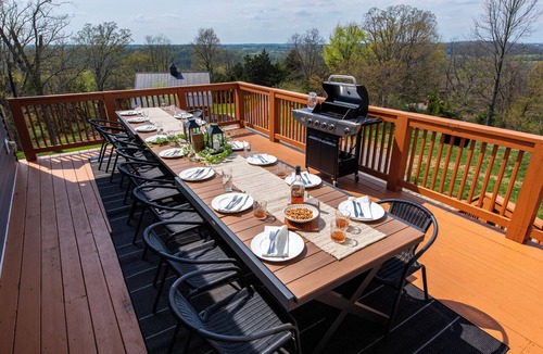 Frankfort House | Luxury Bourbon Trail Retreat Heated Pool Theater Golf Simulator .