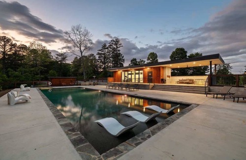 Young Harris Apartment | Luxury Container | Fire Pit Sauna & Pool Access
