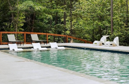 Young Harris Apartment | Luxury Container | Retreat In Bloom Pool Sauna