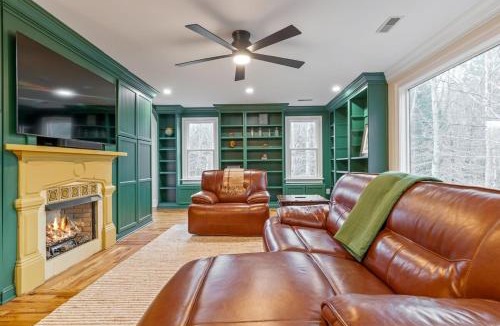 Franklin House | Luxury Franklin Farmhouse near Leipers fork with hot tub and fire pit