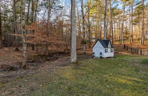 Franklin House | Luxury Franklin Farmhouse near Leipers fork with hot tub and fire pit