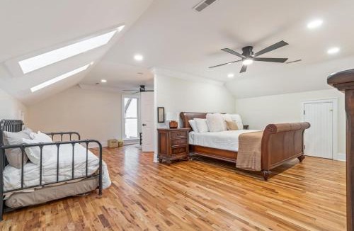 Franklin House | Luxury Franklin Farmhouse near Leipers fork with hot tub and fire pit