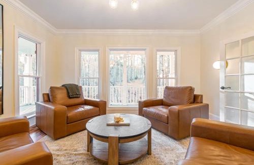 Franklin House | Luxury Franklin Farmhouse near Leipers fork with hot tub and fire pit