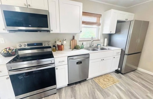 Hamblen County House | Luxury Home w/private Pool, Mt Views, 85” Roku Movie Room, Arcade, & King Bed!