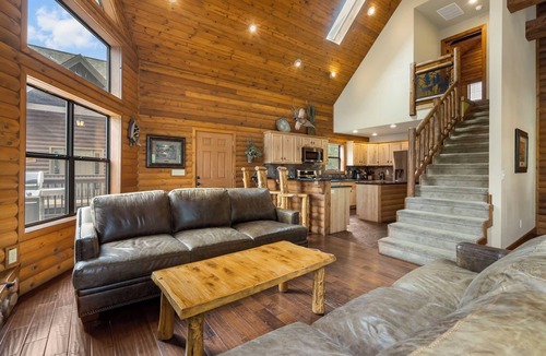 Lampe House | Luxury Lakefront Resort Chalet 4~2 Pools~FREE Amenities~Dock~MiniGolf~Waterslide