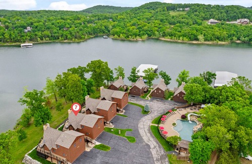 Lampe Cabin | Luxury Lakefront Resort Chalet 7~2 Pools~FREE Amenities~Dock~Kayaks~Waterslide