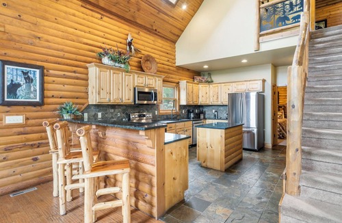 Lampe Cabin | Luxury Lakefront Resort Chalet 1~2 Pools~FREE Amenities~Dock~MiniGolf~Waterslide
