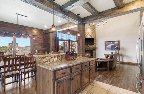Indian Point House | Luxury Lakefront Villa F~HUGE POOL~Free Kayaks~2Mi to Silver Dollar City