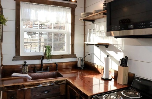 Penrod Cabin | Luxury Lakeview Treehouse with Hot Tub and Private Dock Near Lake Malone, Kentucky