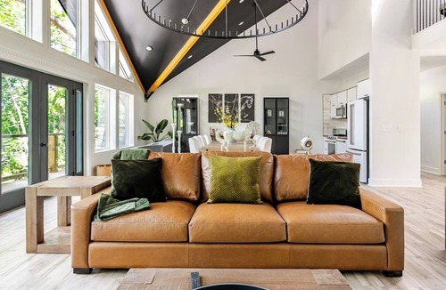 Liberty House | Luxury Lodge | 19mi to Stadium & MCI | Sleeps 10